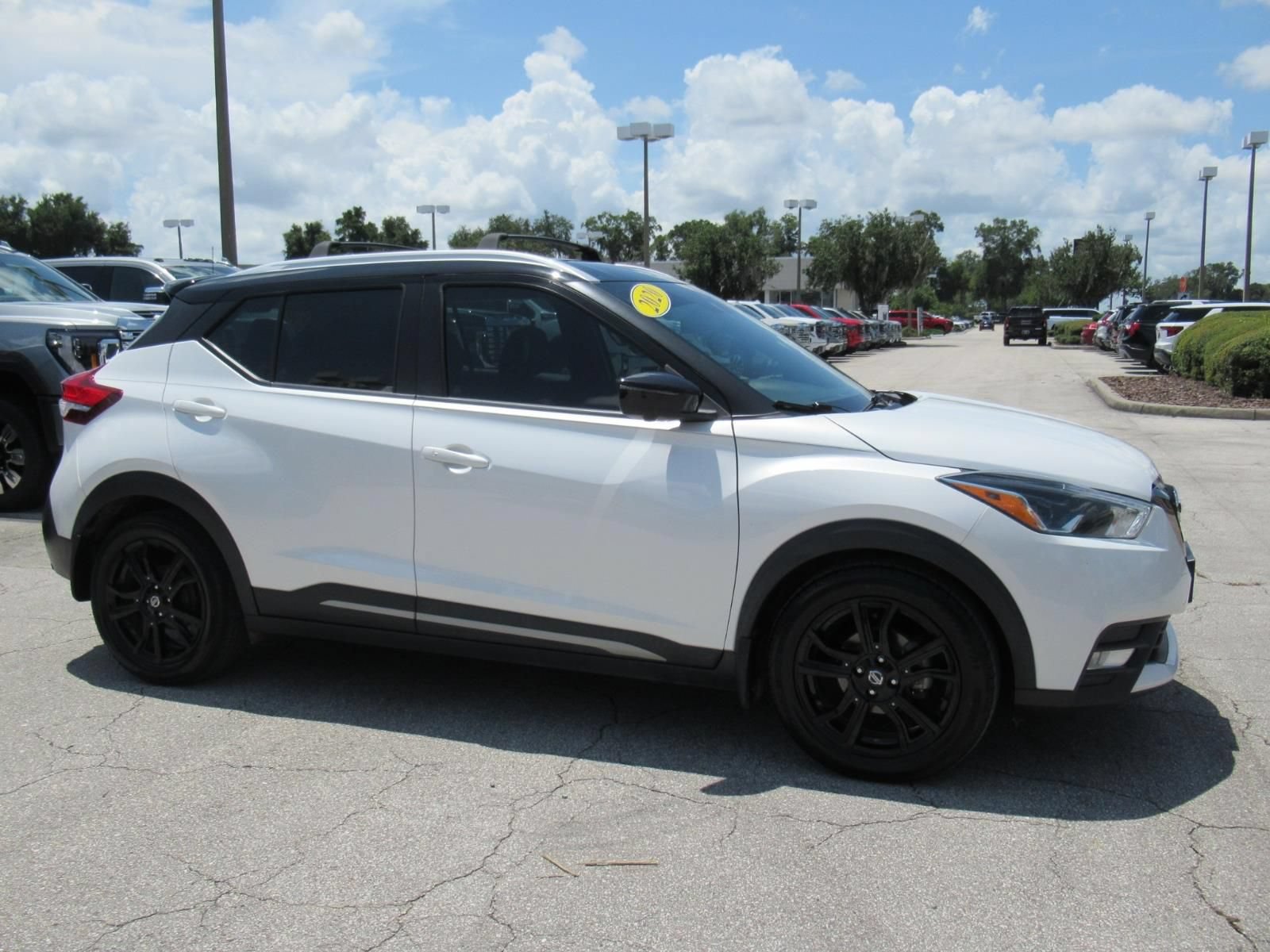 Used 2020 Nissan Kicks SR w/ SR Premium Package FWD image 2
