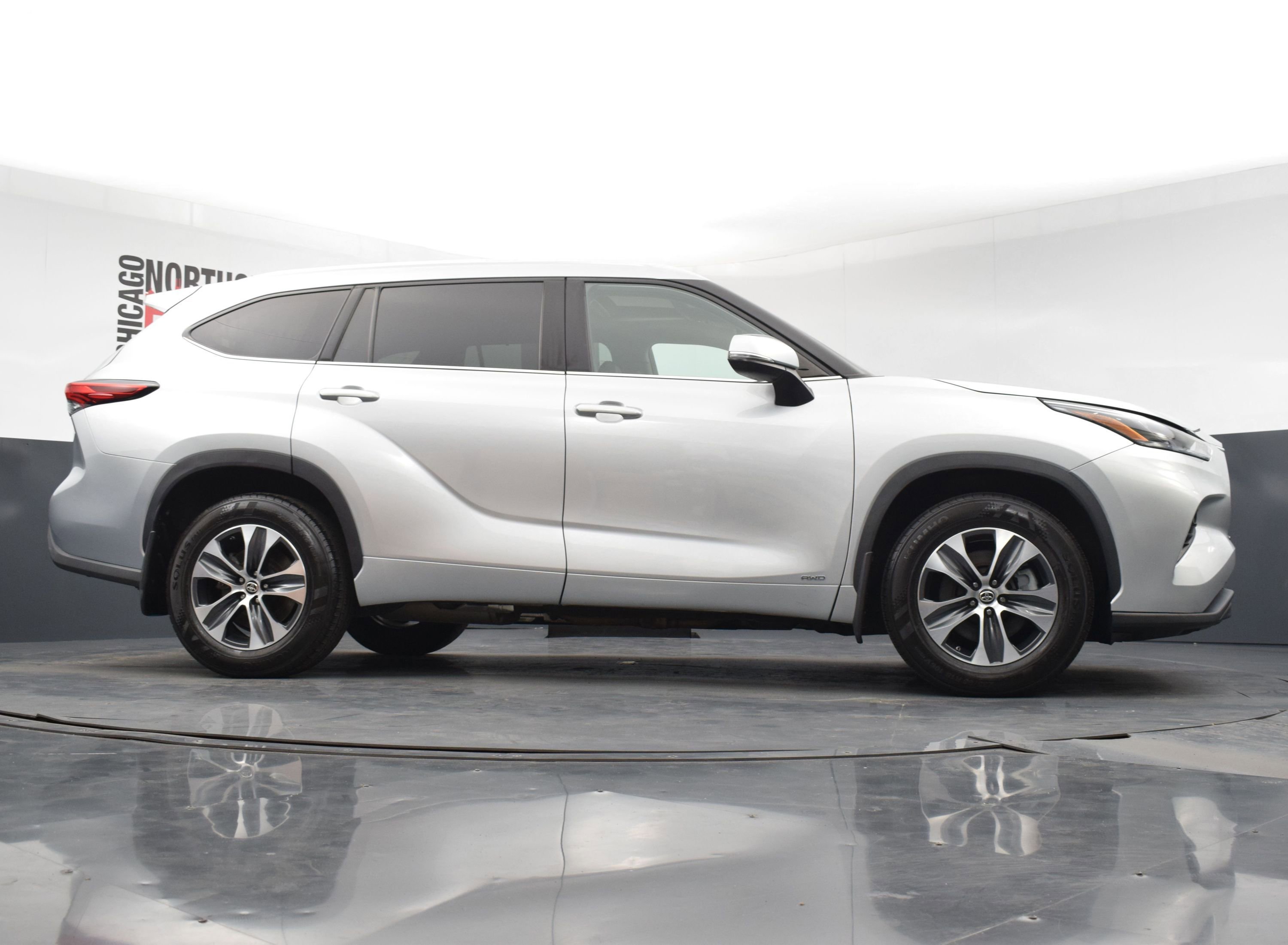Used 2022 Toyota Highlander XLE AWD/4WD image 32