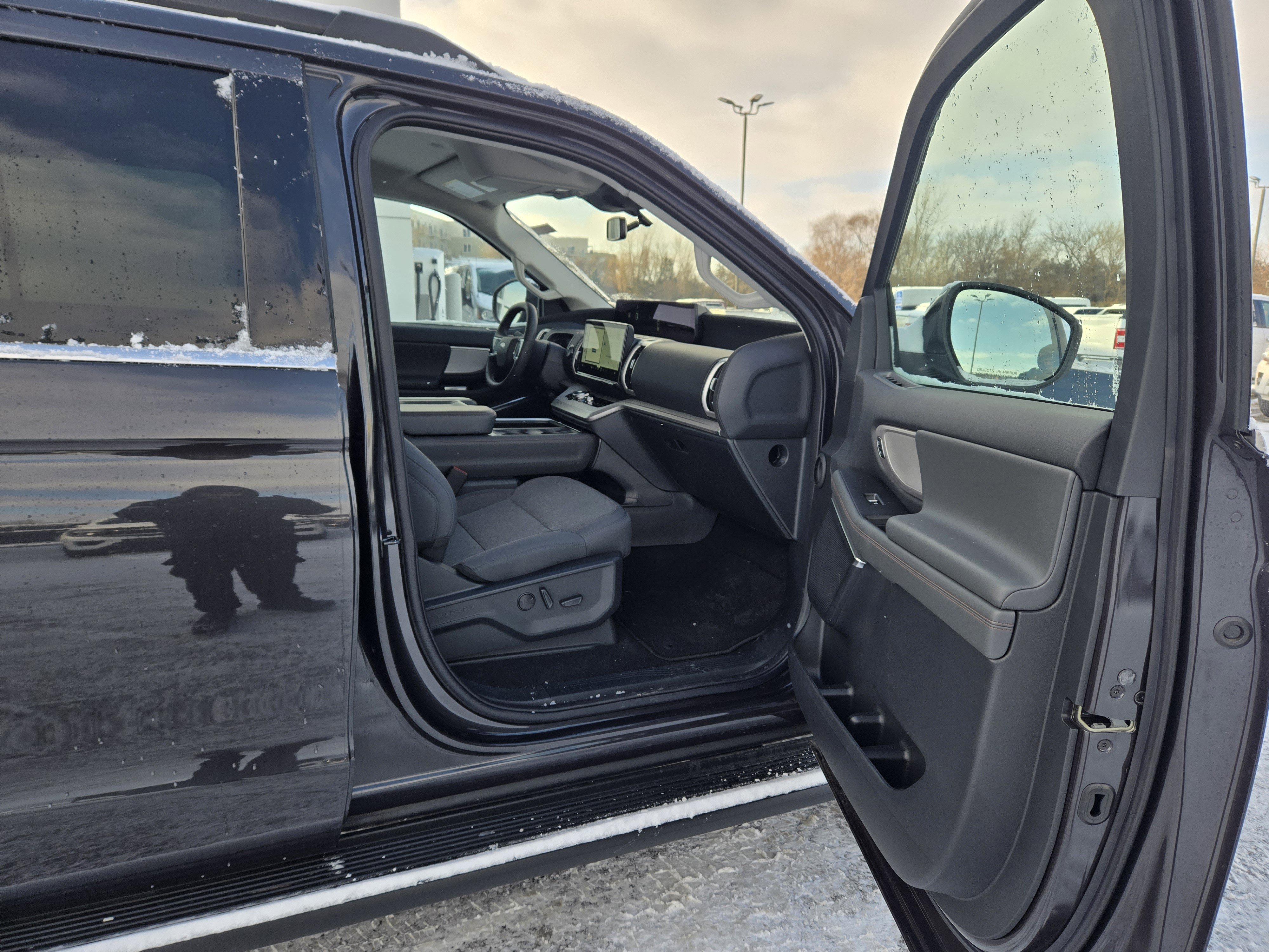 Used 2025 Ford Expedition Active image 16