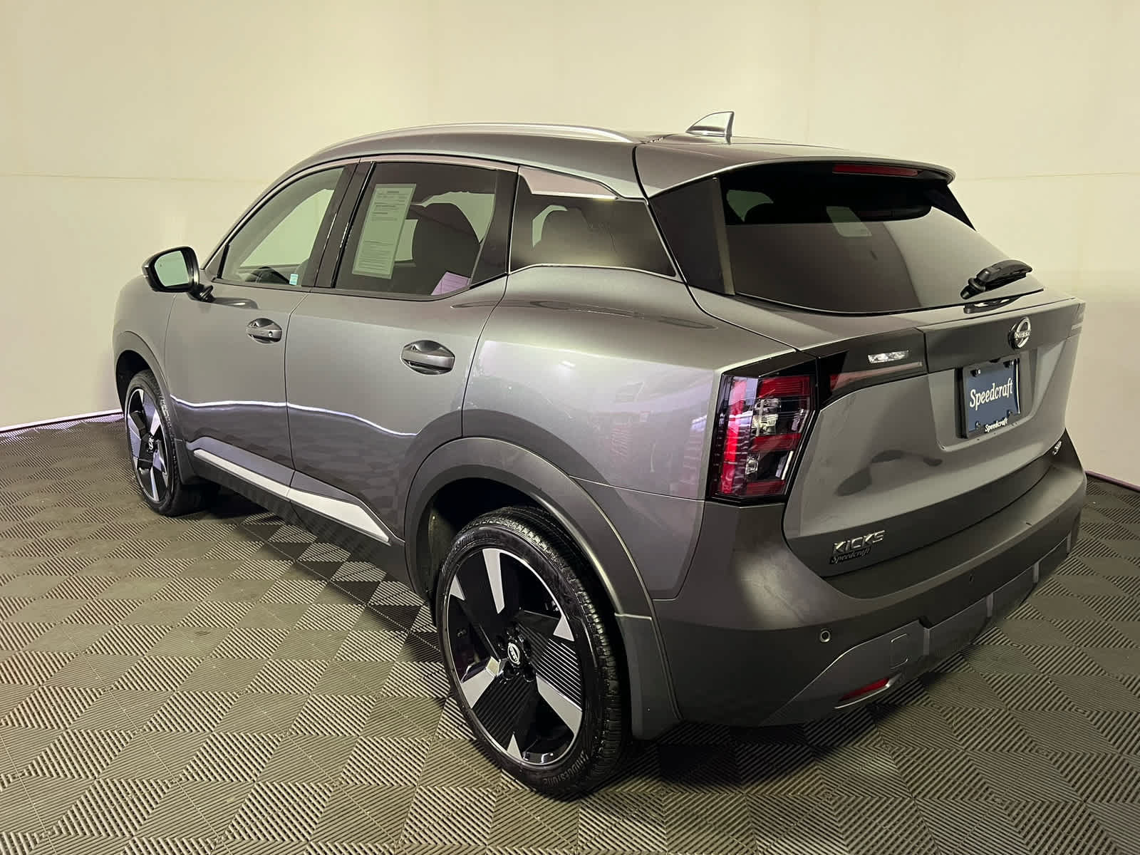Used 2025 Nissan Kicks SR FWD image 5