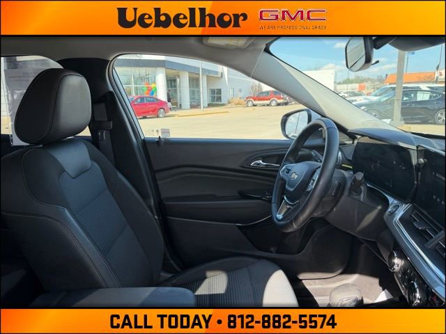 Used 2025 Chevrolet Trax LT w/ Driver Confidence Package image 2