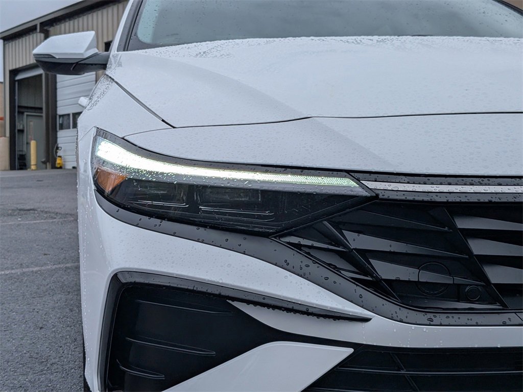 Certified 2025 Hyundai Elantra Limited image 9