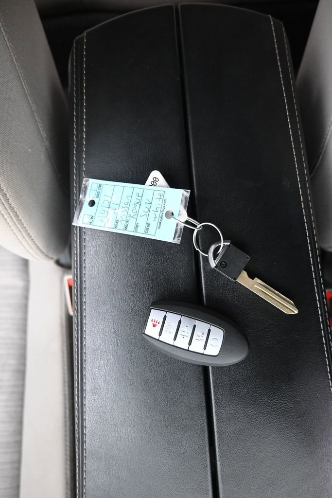 Used 2021 Nissan Rogue SV image 15