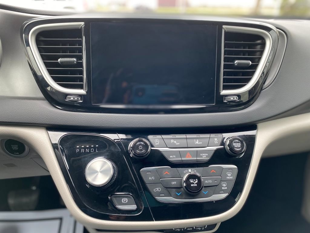 Used 2024 Chrysler Pacifica Touring-L image 25