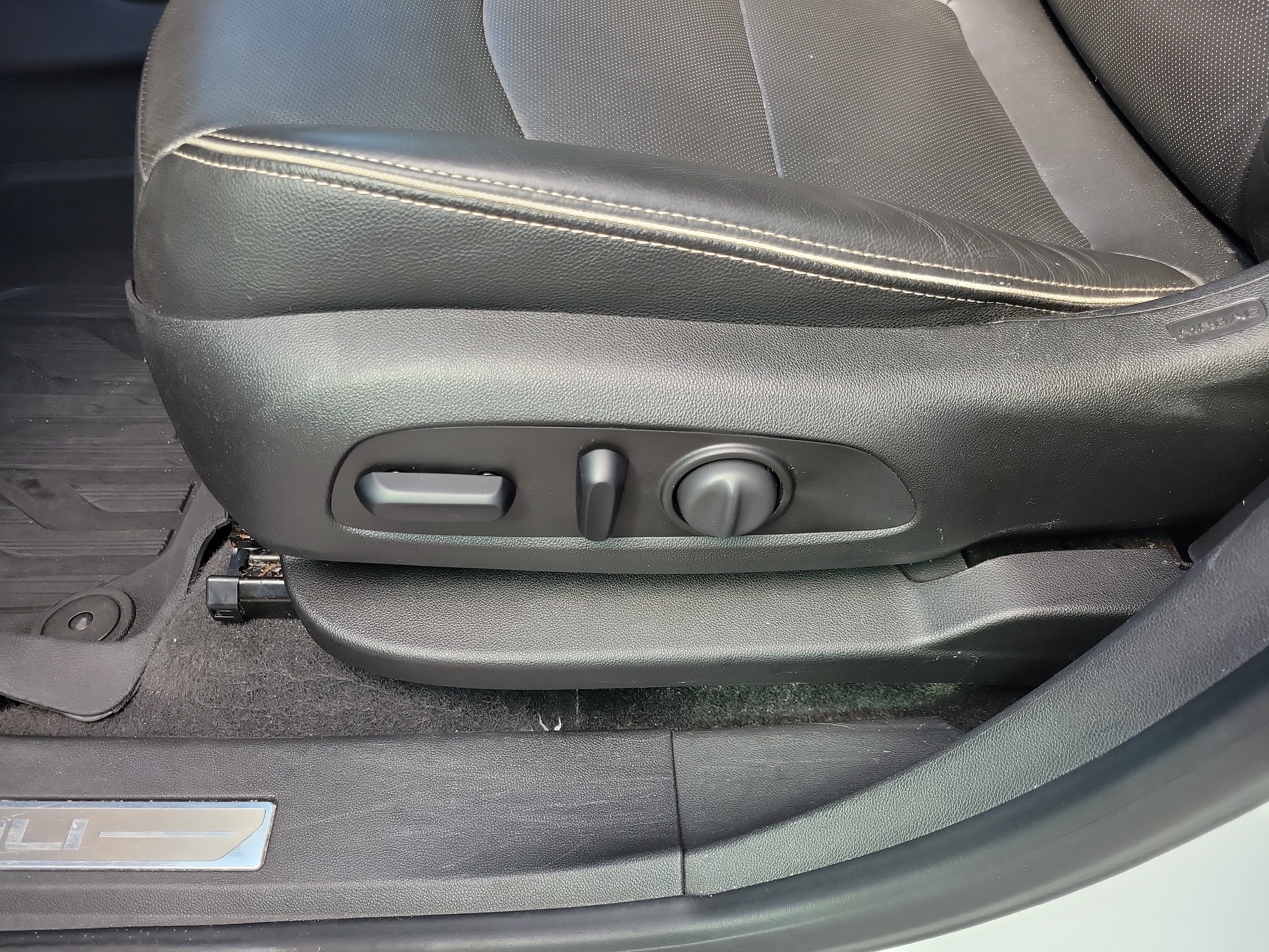 Used 2019 GMC Terrain Denali w/ Advanced Safety Package AWD/4WD image 19