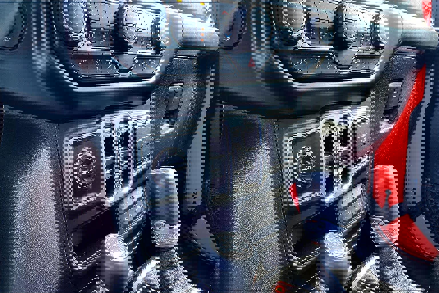 Used 2018 Jeep Wrangler Unlimited Sahara image 35