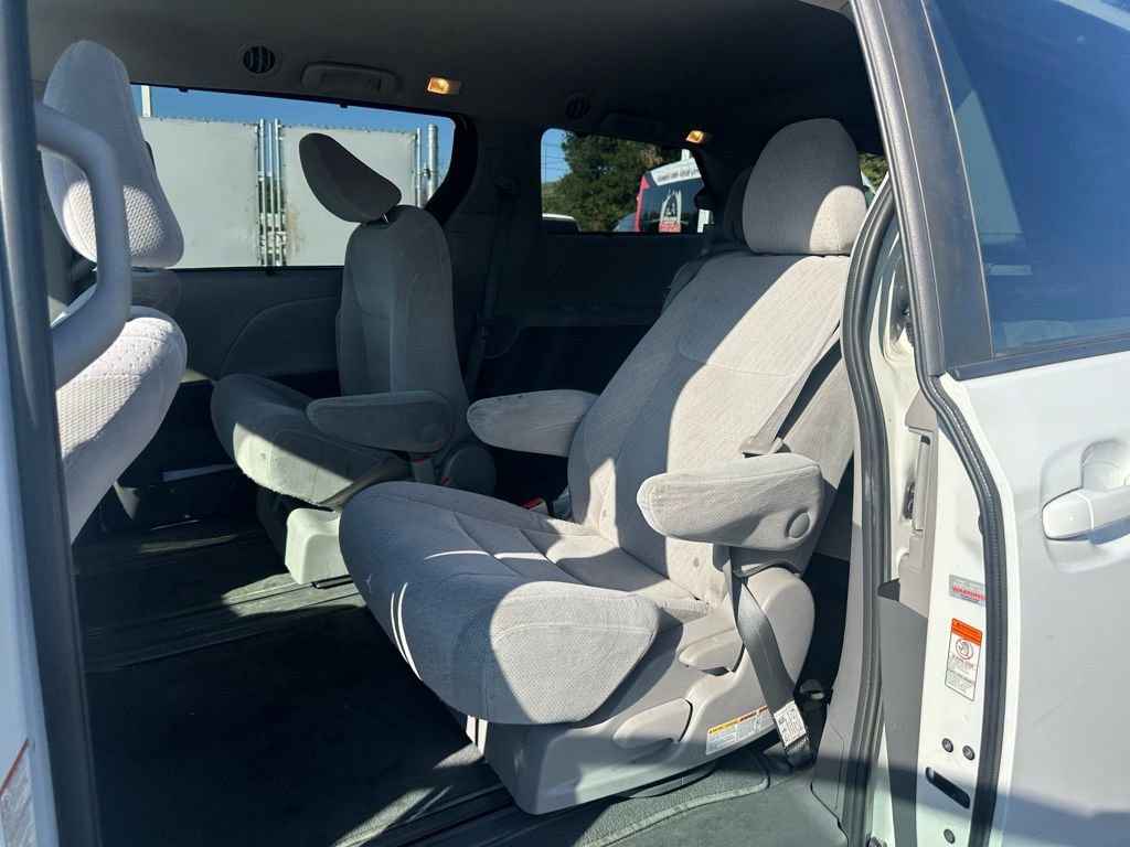 Used 2020 Toyota Sienna LE w/ Carpet Mat Package image 8