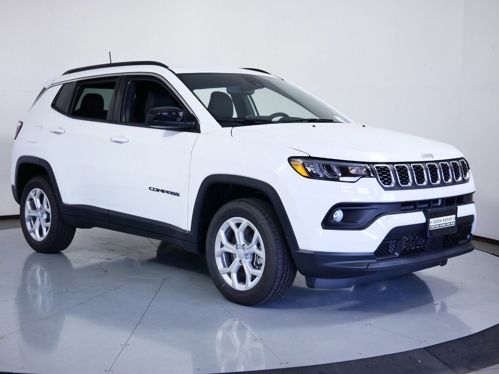Used 2024 Jeep Compass Latitude image 2