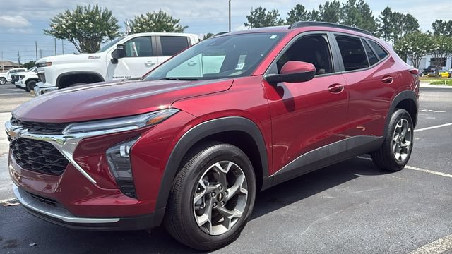 Used 2025 Chevrolet Trax LT w/ LT Convenience Package FWD image 3