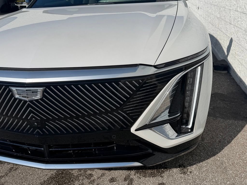 Used 2024 Cadillac Lyriq Luxury AWD/4WD image 7