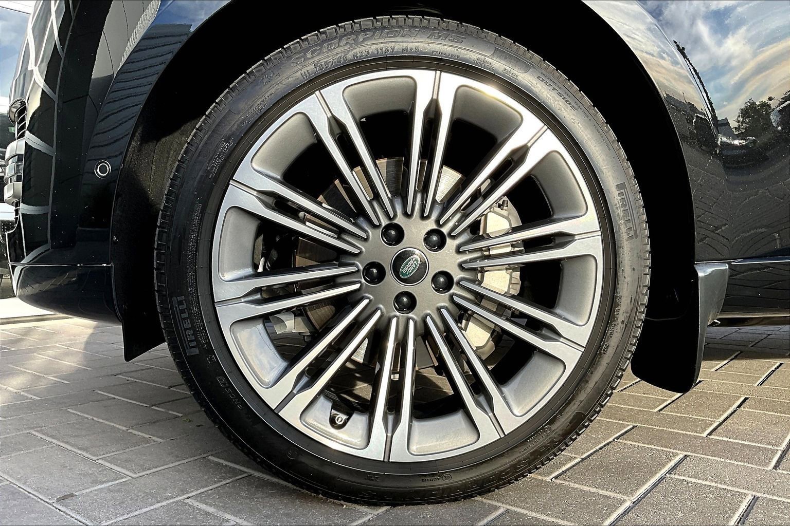 Certified 2025 Land Rover Range Rover Long Wheelbase SE image 8