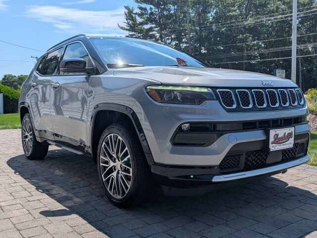 Used 2023 Jeep Compass Limited w/ Elite Group AWD/4WD image 4
