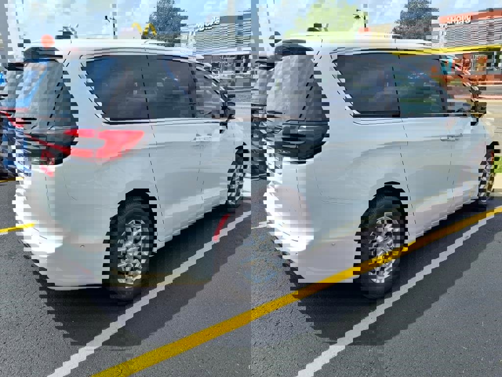 New 2025 Chrysler Pacifica Select image 3