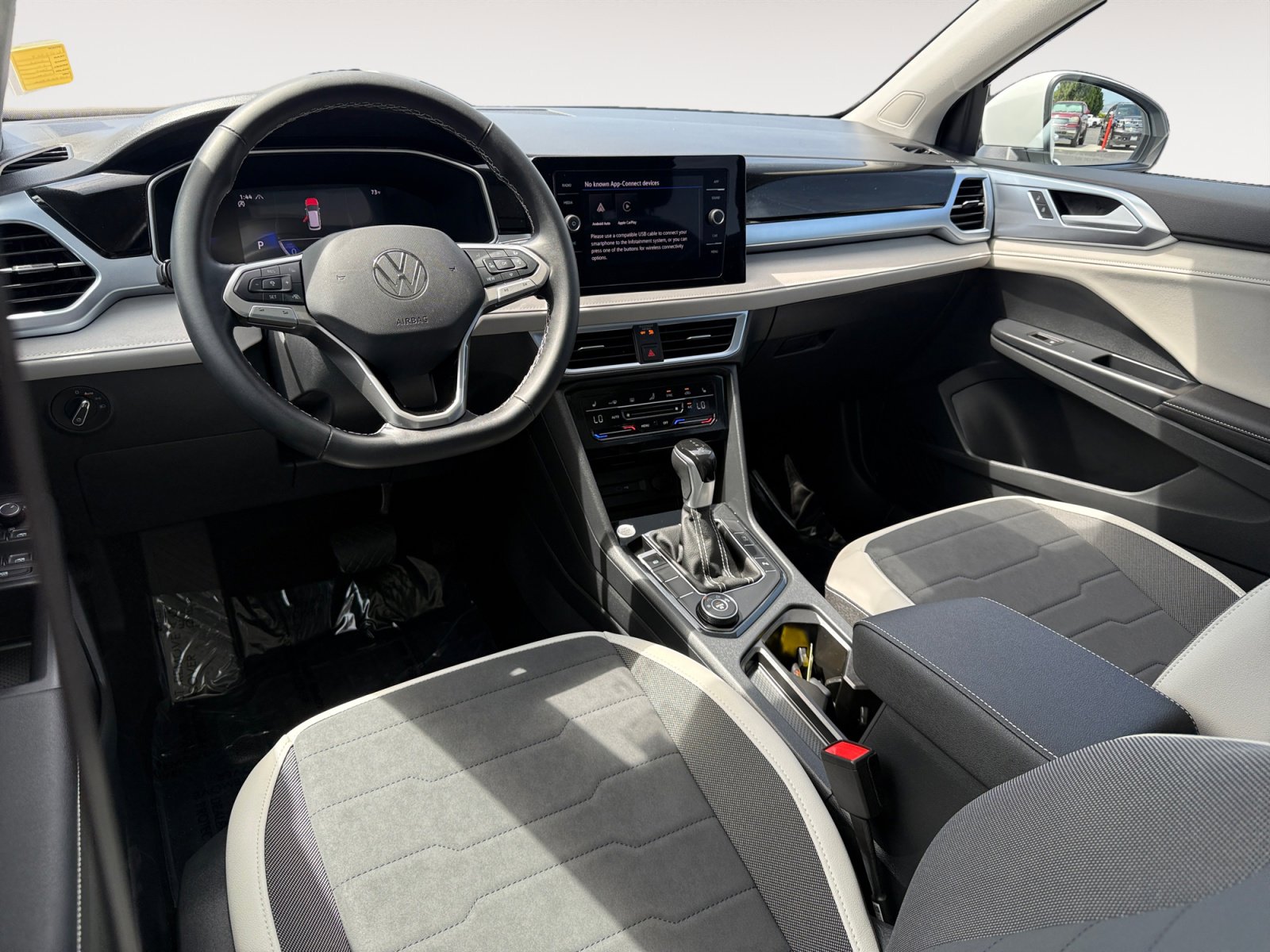 Used 2025 Volkswagen Taos SE w/ Panoramic Sunroof Package AWD/4WD image 15