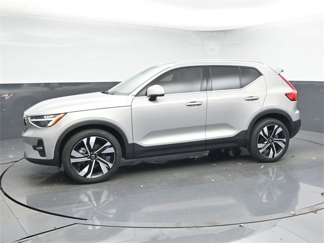 Used 2023 Volvo XC40 B5 Plus w/ Driver Assist Package image 4