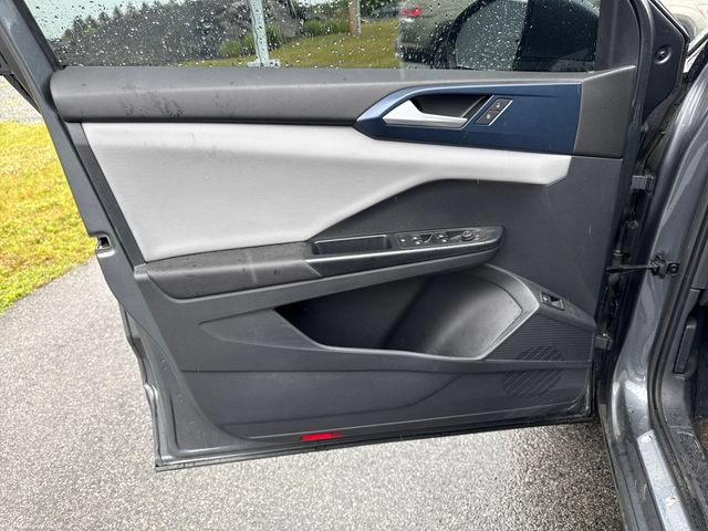 Used 2023 Volkswagen Taos SE w/ Panoramic Sunroof Package FWD image 23