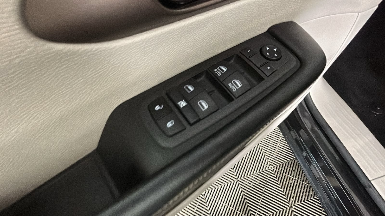 Used 2022 Chrysler Voyager LX FWD image 12