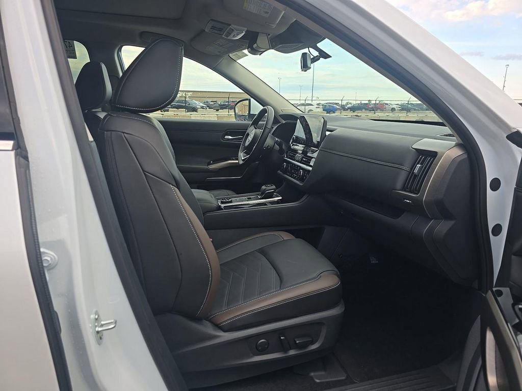 Certified 2025 Nissan Pathfinder Platinum AWD/4WD image 10