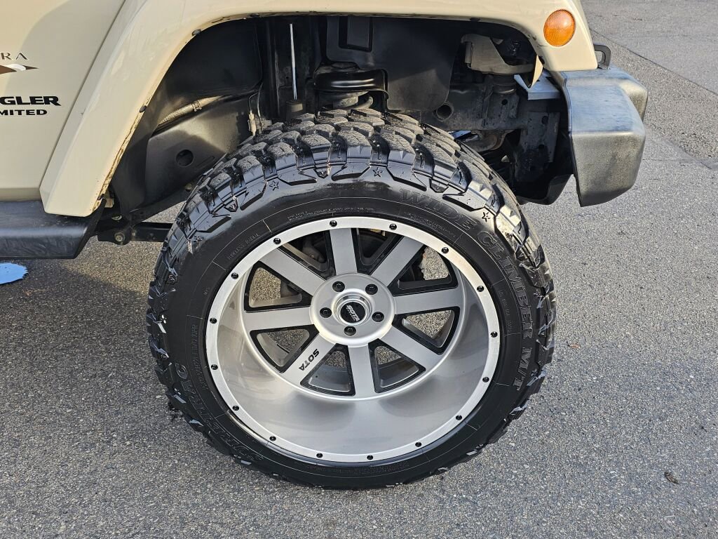 Used 2017 Jeep Wrangler Unlimited Sahara w/ Max Tow Package image 27