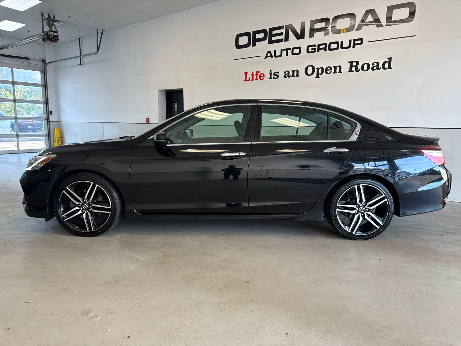 Used 2017 Honda Accord Touring image 2