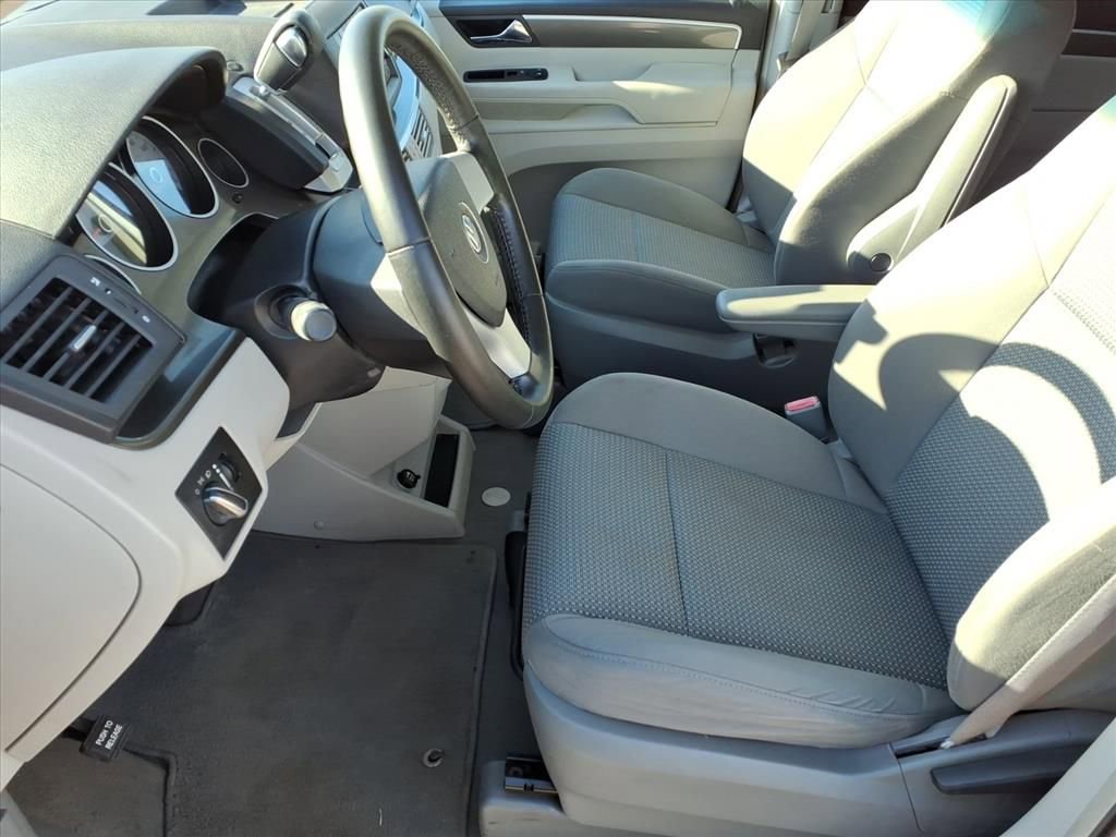 Used 2010 Volkswagen Routan S image 12