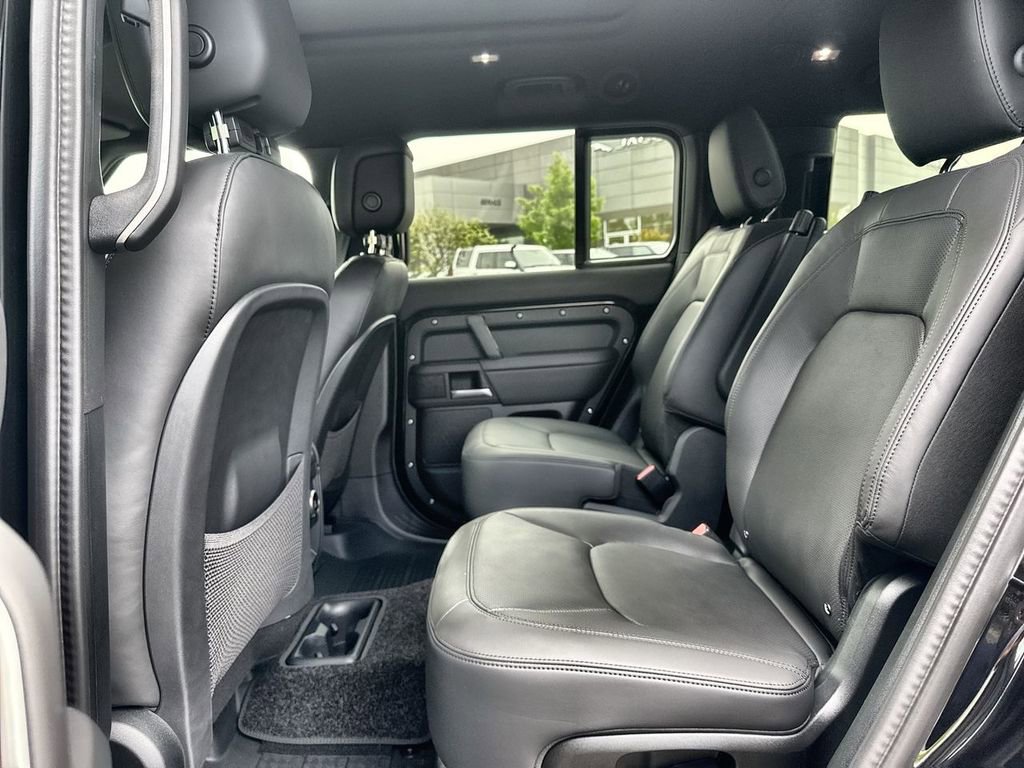 Used 2025 Land Rover Defender 130 X-Dynamic SE image 15