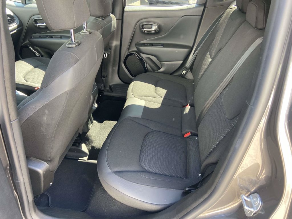 Used 2018 Jeep Renegade Altitude w/ Advanced Technology Group FWD image 20