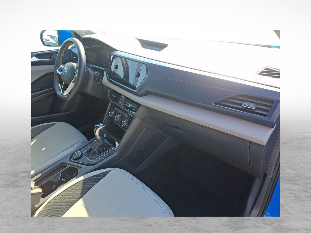 Used 2023 Volkswagen Taos SE w/ Panoramic Sunroof Package image 12