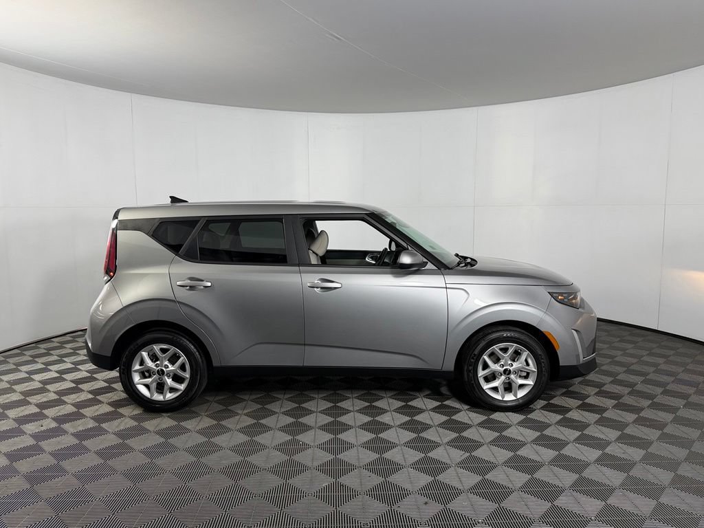 Used 2025 Kia Soul LX w/ LX Technology Package FWD image 4