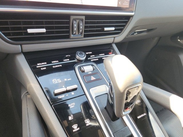 Used 2021 Porsche Cayenne w/ Premium Package image 30