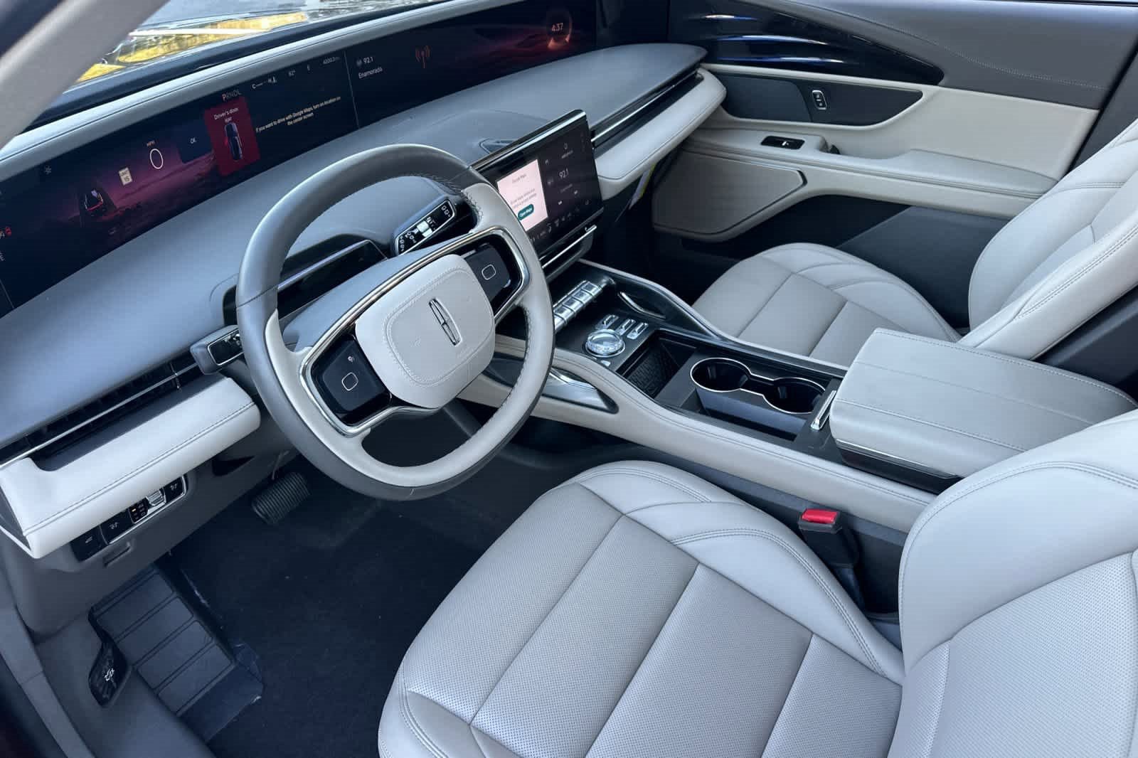 Used 2025 Lincoln Nautilus Premier image 11