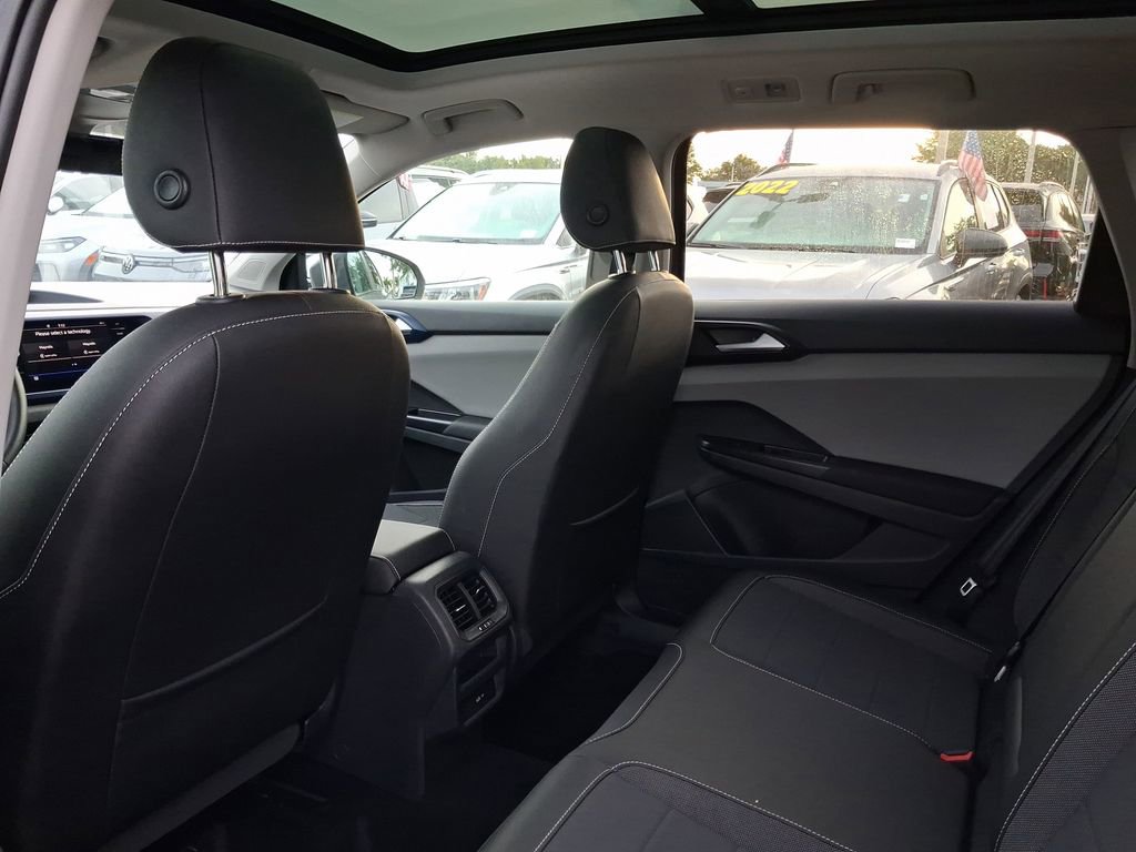 Used 2023 Volkswagen Taos SE w/ Panoramic Sunroof Package FWD image 7