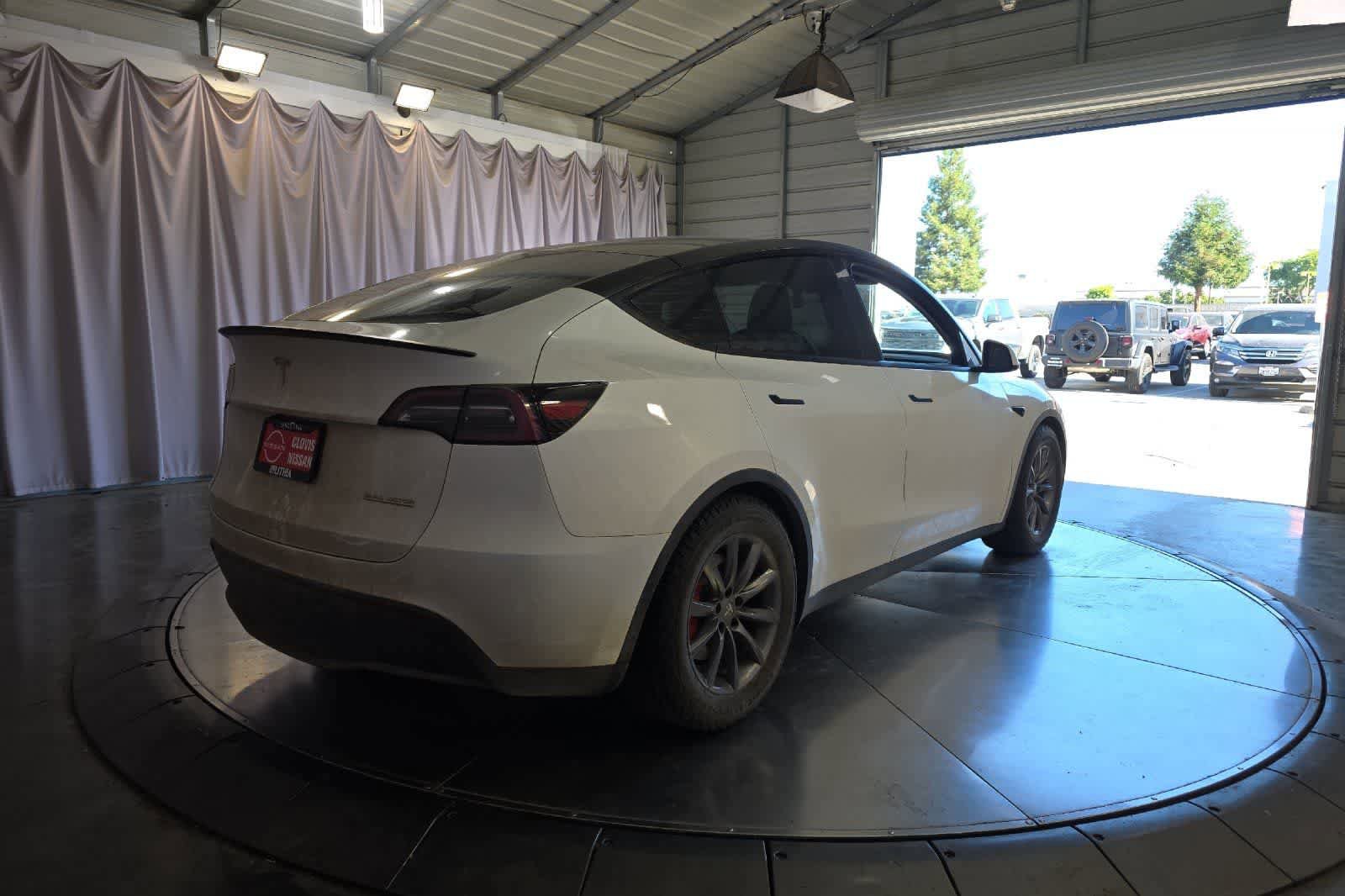 Used 2023 Tesla Model Y Performance AWD/4WD image 3