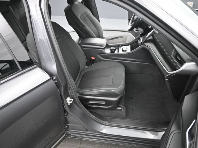 Used 2024 Jeep Grand Cherokee Laredo AWD/4WD image 19