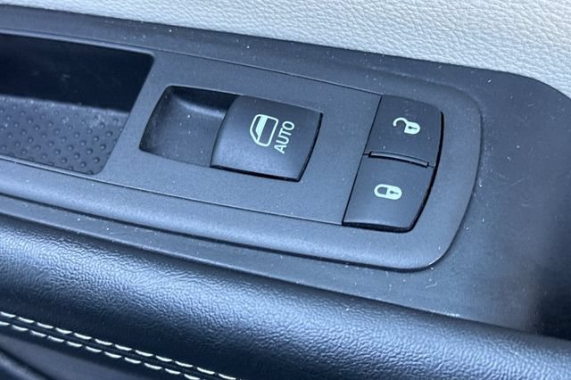 Used 2022 Chrysler Pacifica Touring-L FWD image 23