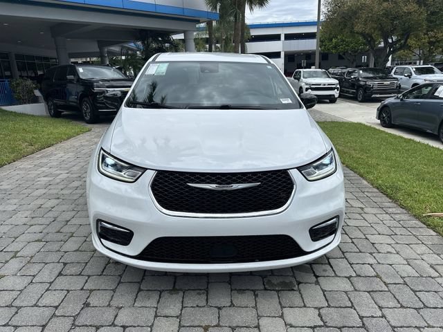 Used 2024 Chrysler Pacifica Touring FWD image 18