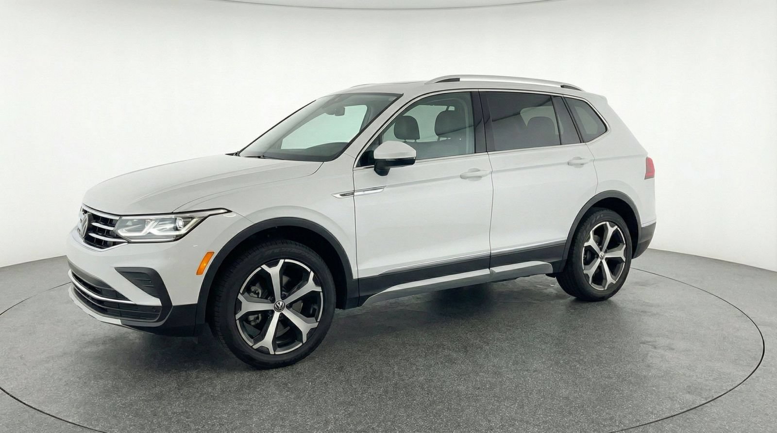 Used 2026 Volkswagen Tiguan SE AWD/4WD image 3