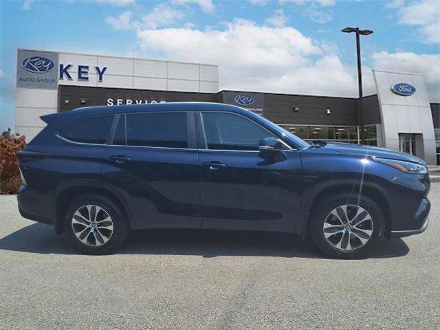 Used 2024 Toyota Highlander XLE image 2