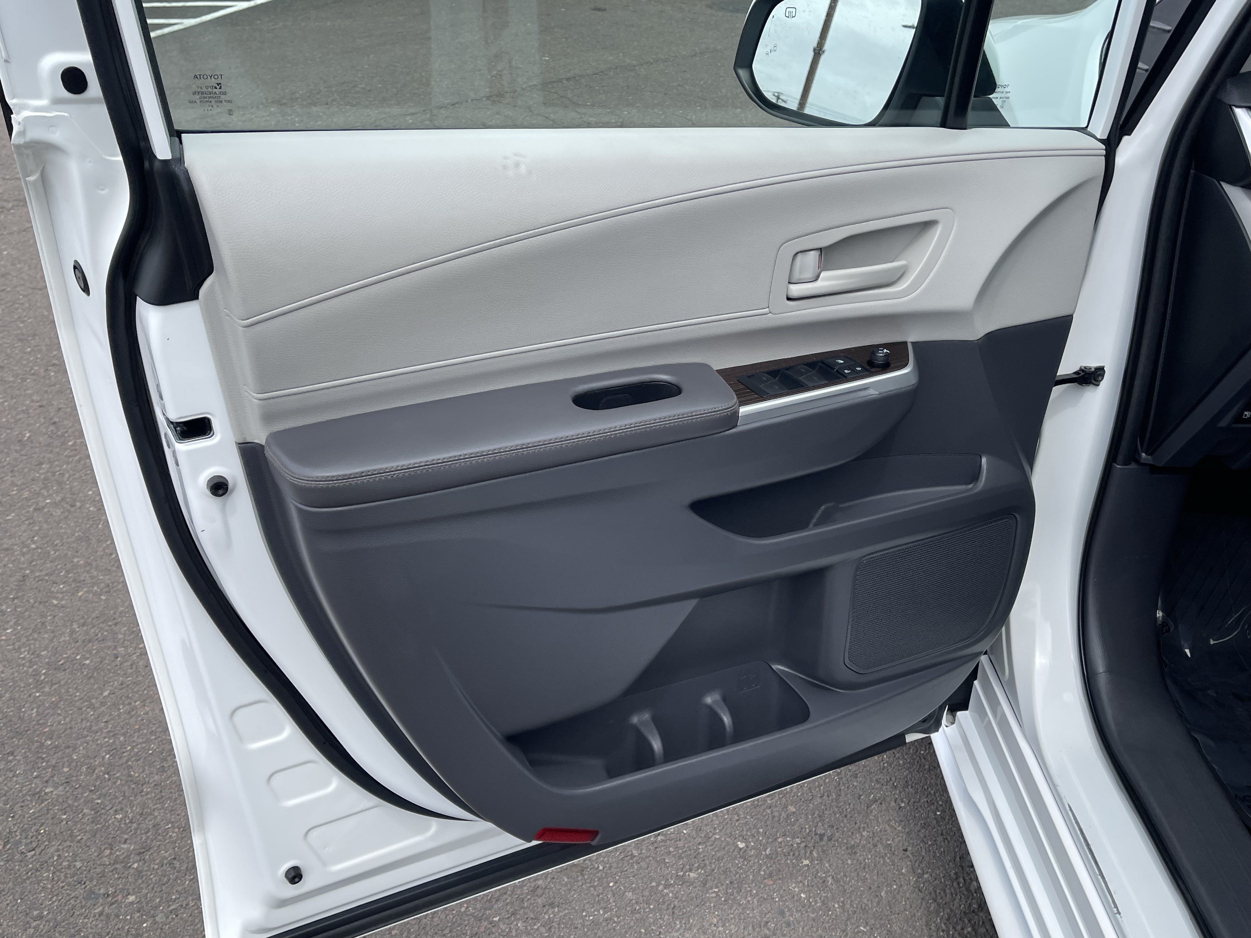 Used 2021 Toyota Sienna LE FWD image 16