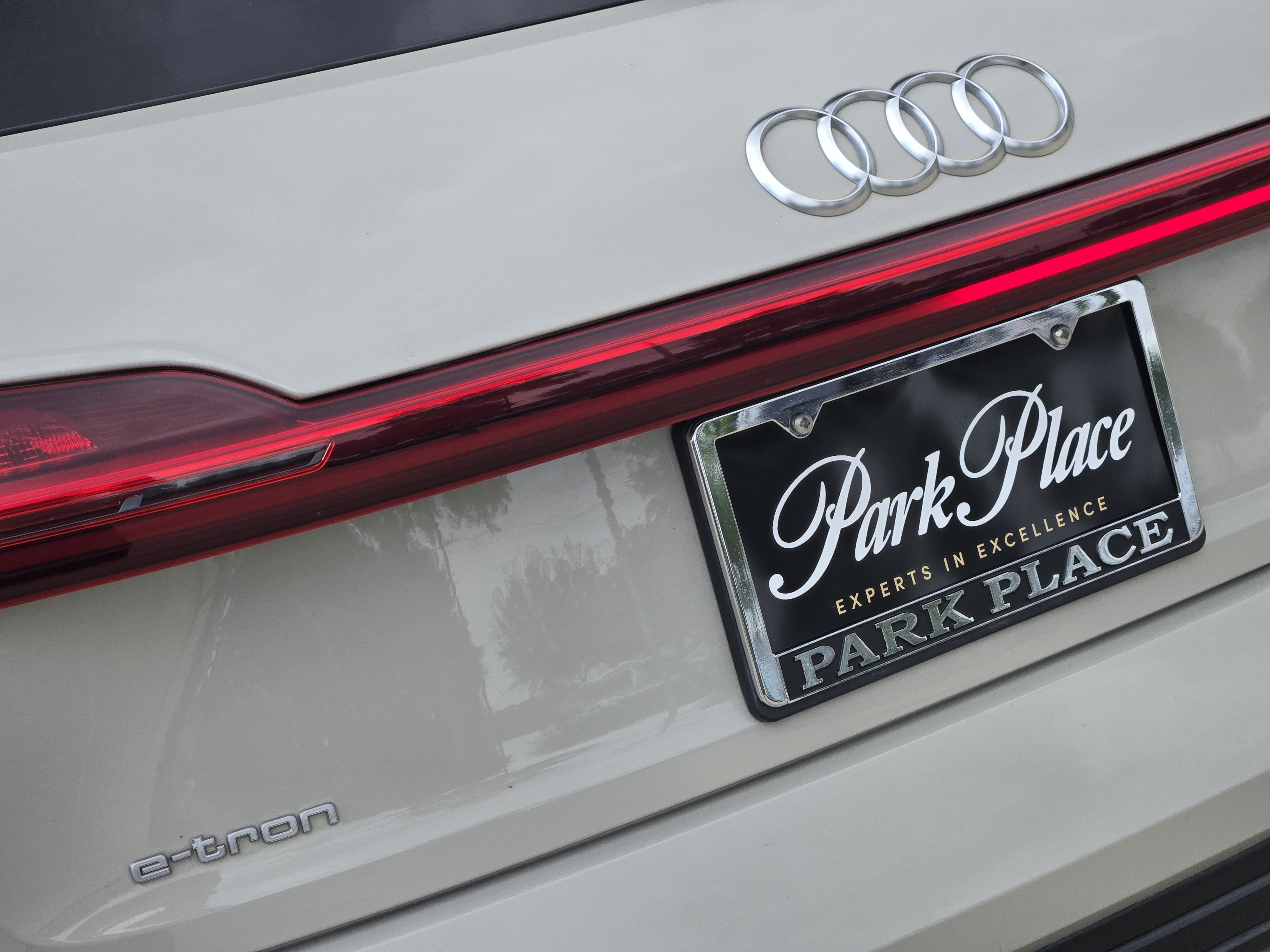 Used 2019 Audi e-tron Prestige w/ Prestige Package AWD/4WD image 18