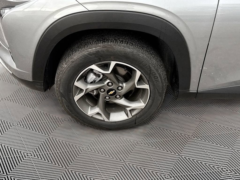 Used 2025 Chevrolet Trax LT w/ LT Convenience Package image 29