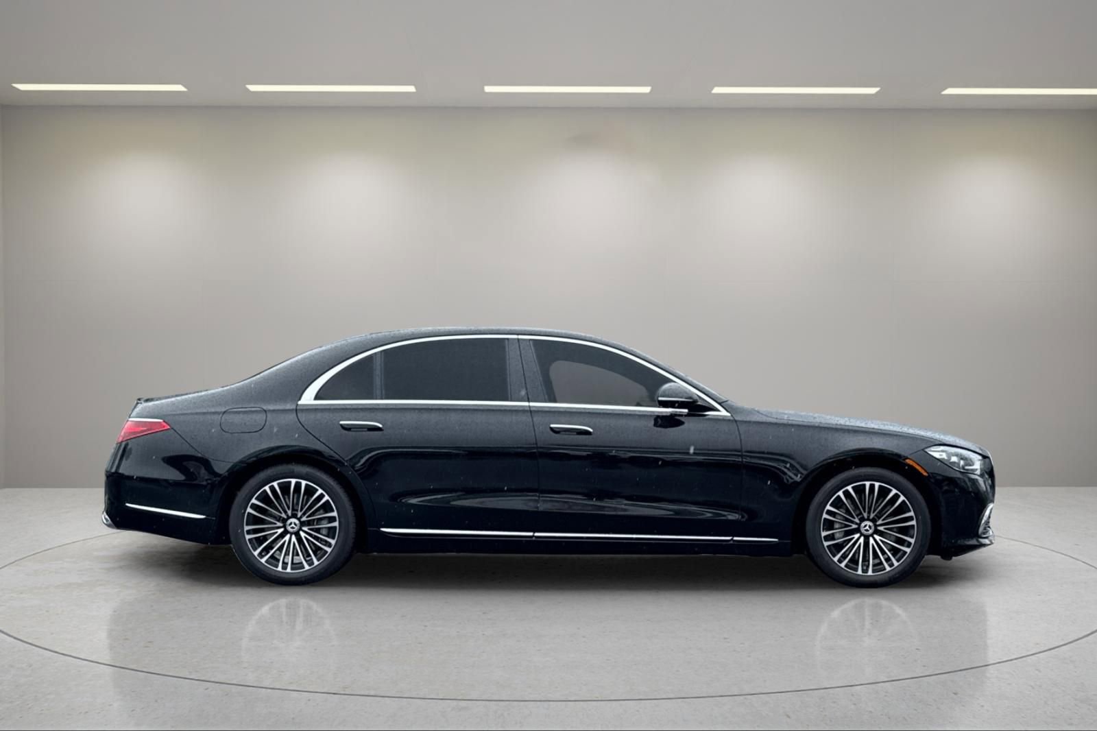 Used 2024 Mercedes-Benz S 580e 4MATIC Sedan image 3