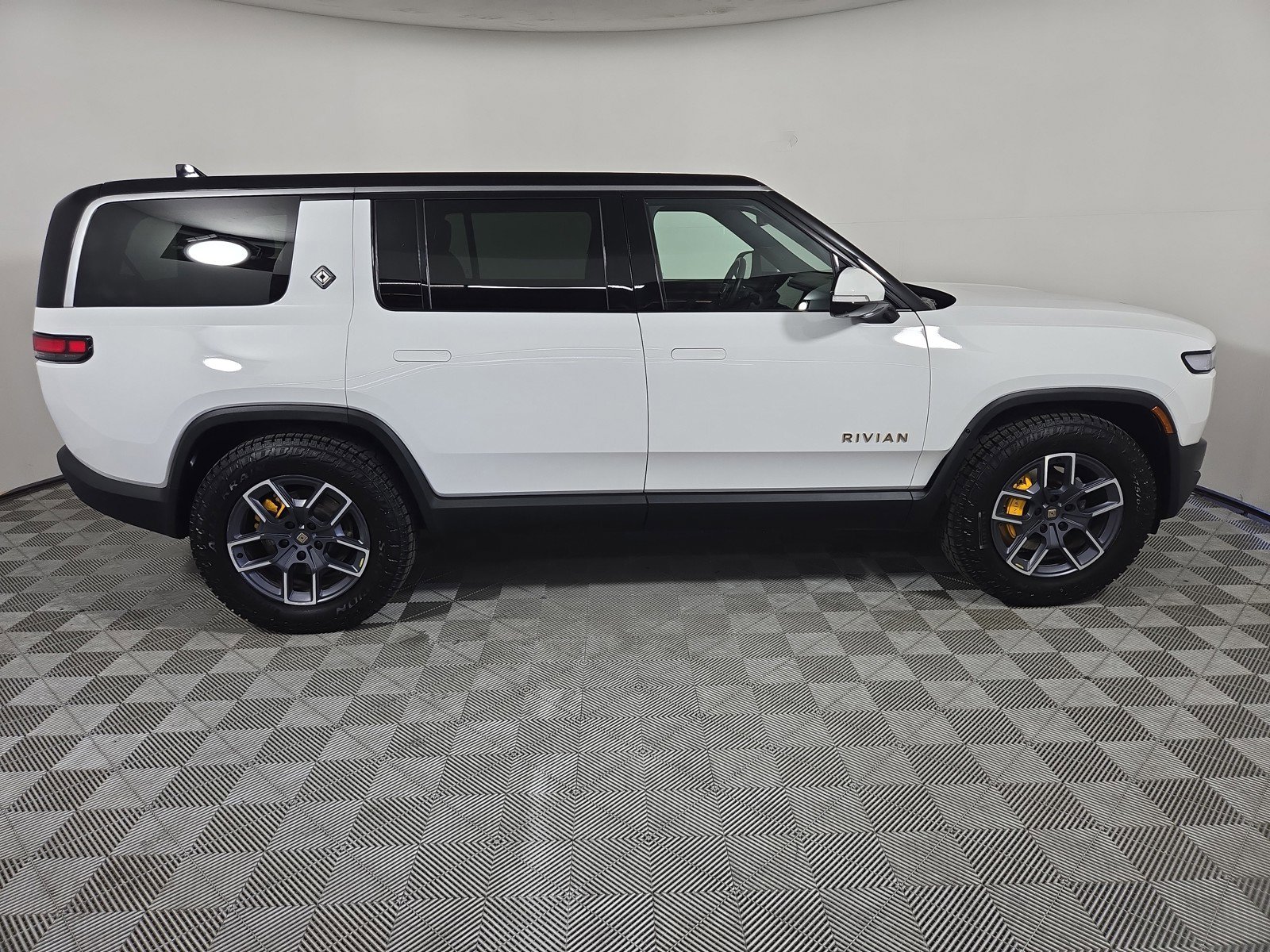 Used 2023 Rivian R1S Adventure AWD/4WD image 6