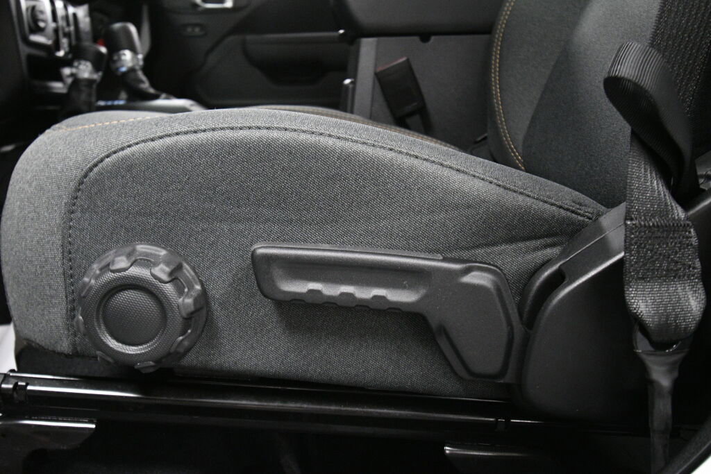 Used 2025 Jeep Wrangler Sport S image 10