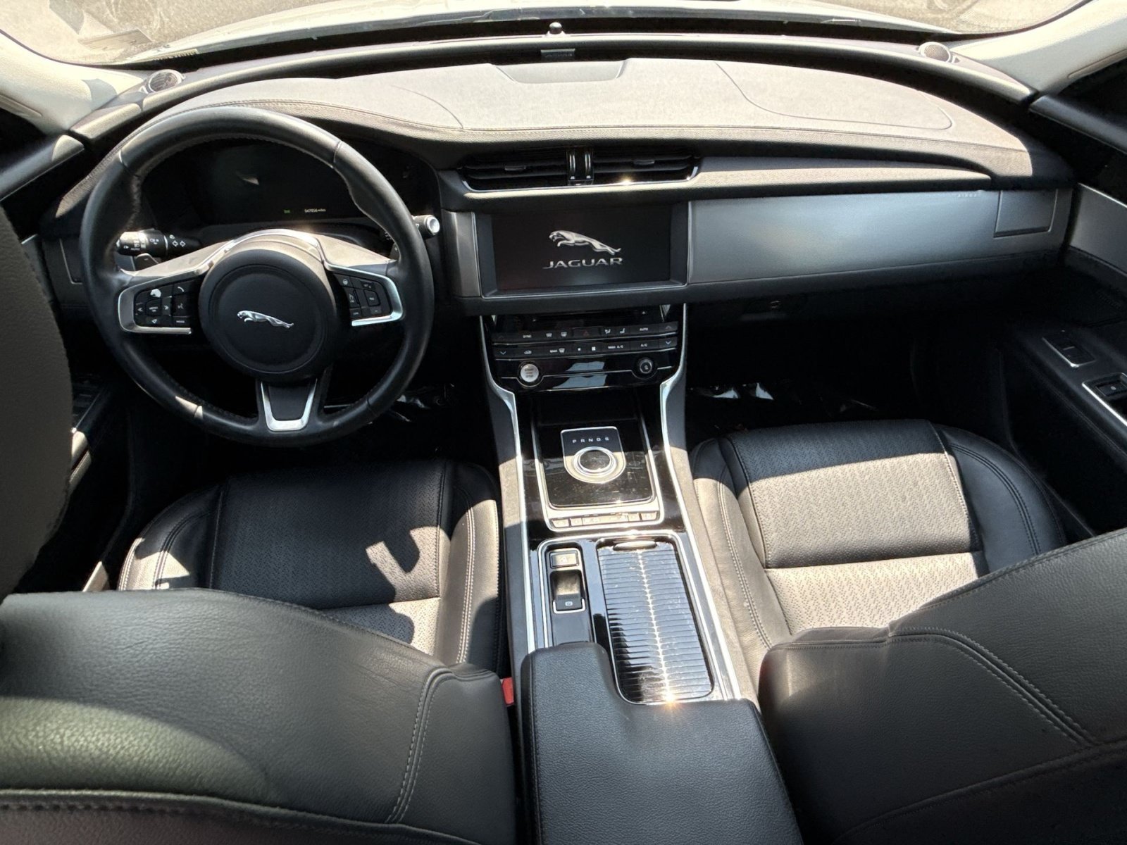Used 2018 Jaguar XF Prestige AWD/4WD image 23
