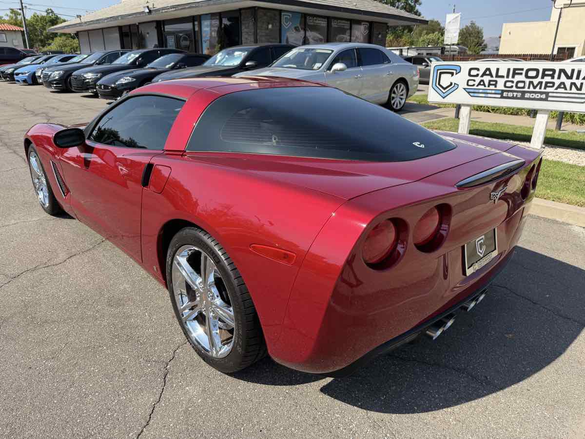 Used 2008 Chevrolet Corvette Coupe w/ Z51 Performance Package RWD image 3