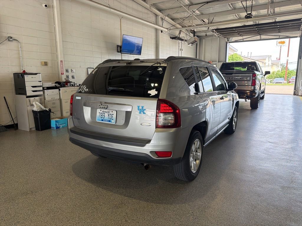 Used 2016 Jeep Compass Latitude FWD image 3