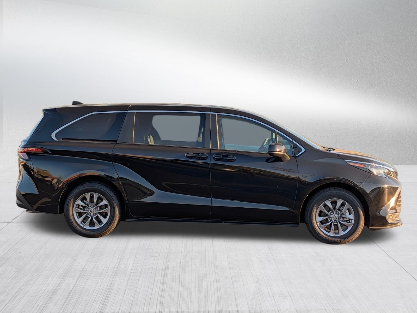 Used 2025 Toyota Sienna LE FWD image 8