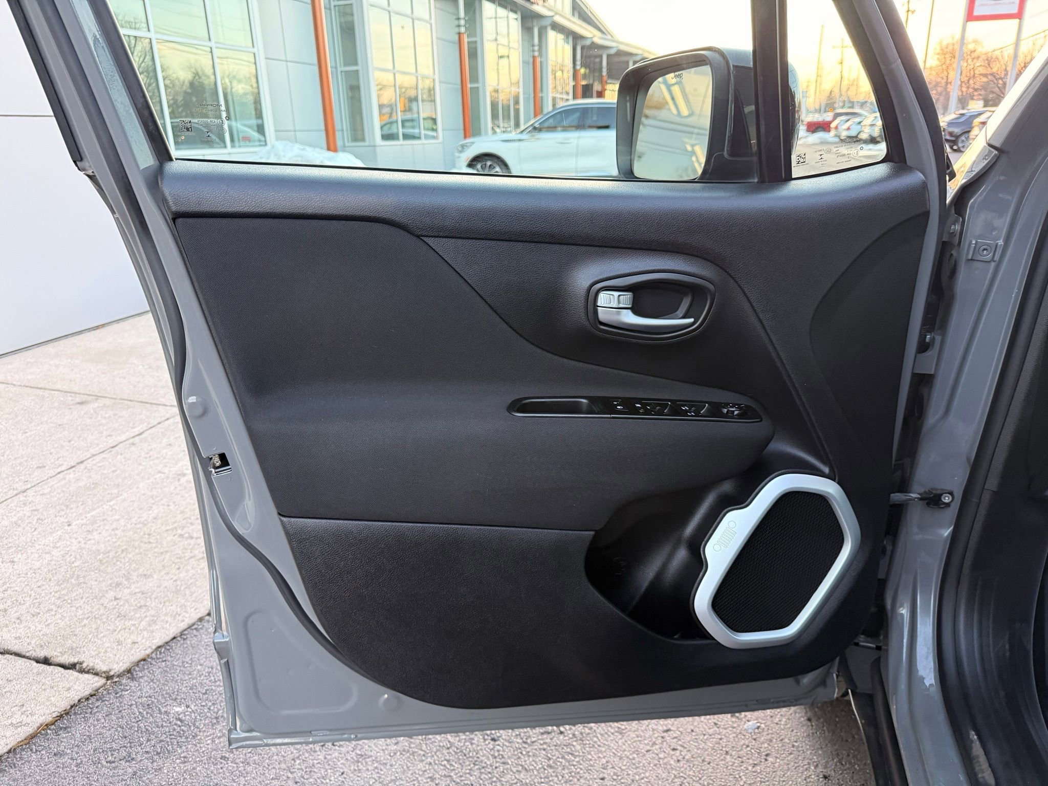 Used 2019 Jeep Renegade Latitude w/ Cold Weather Group image 39