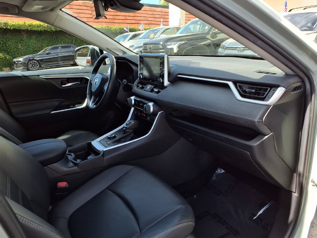 Certified 2021 Toyota RAV4 XLE Premium AWD/4WD image 35